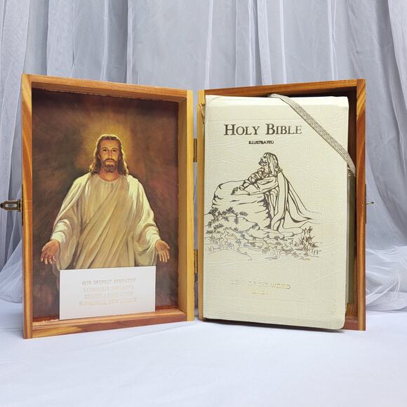 Holy Bible Illustrated Light of the World Edition Vintage Wood Cedar Box - Picture 6 of 15